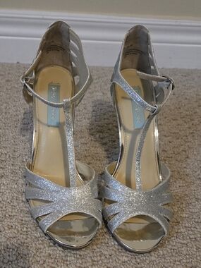 Betsey Johnson Silver Glitter T-Strap Women’s Dress Sandals